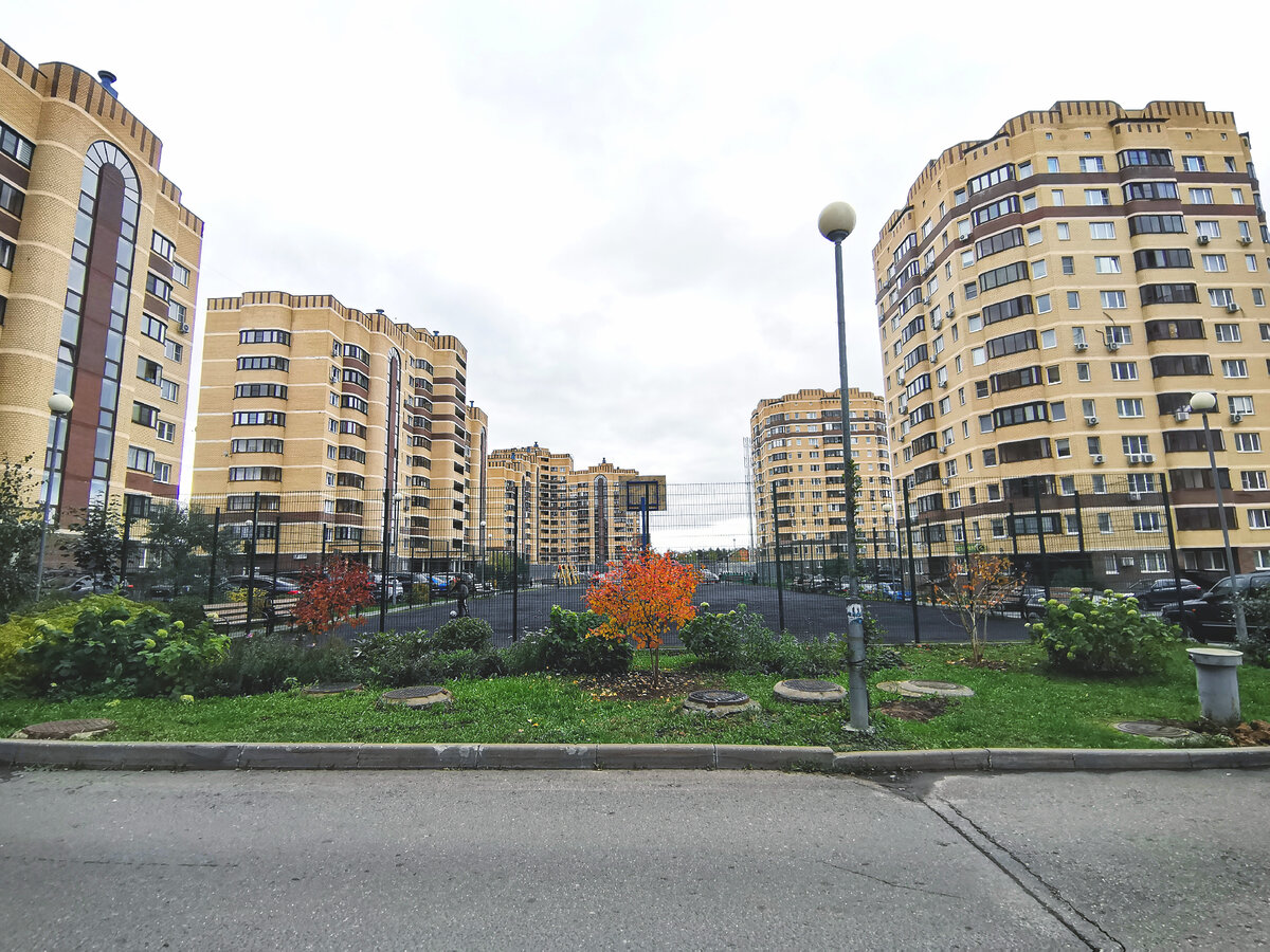 Общий вид на территорию вдоль забора спортивной площадки.