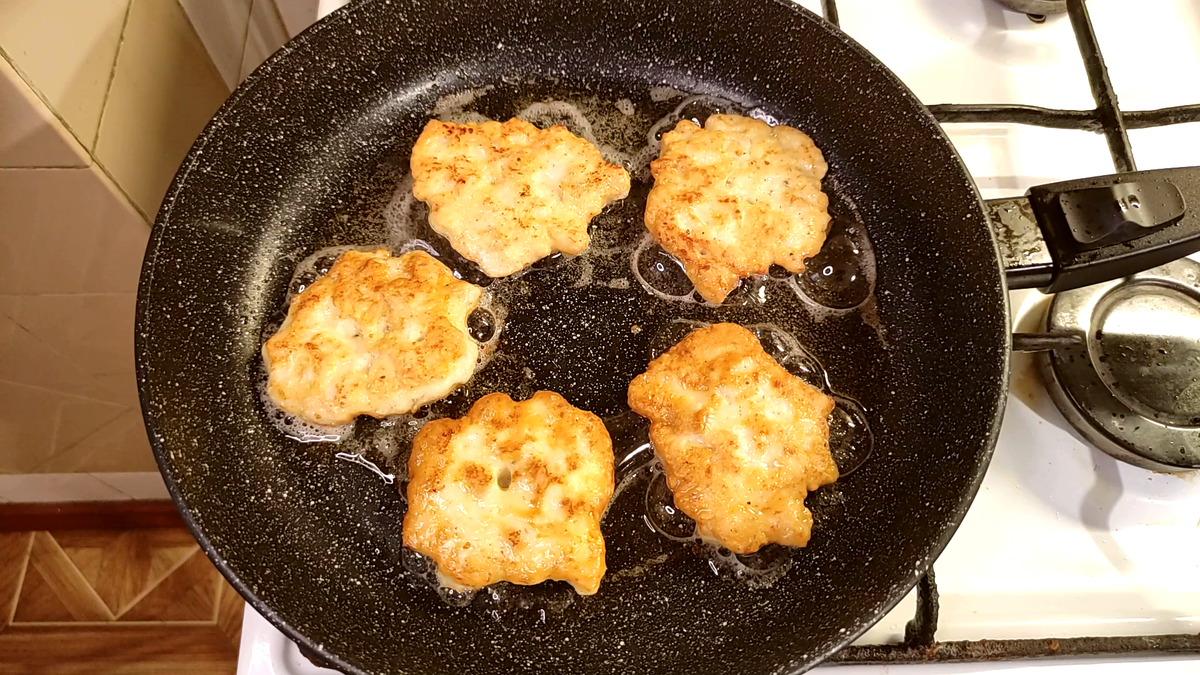 Куриные растрепки. Котлеты растрепки. Куриные растрепки. Блюдо из курицы растрепки. Растрепки из куриного филе на сковороде рецепт классический.