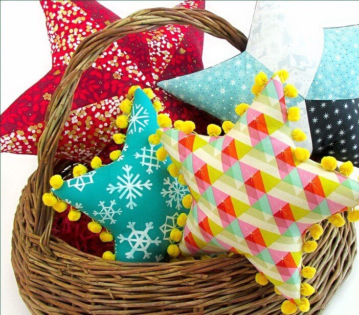 Необыкновенно вписываются в декор три дизайнерских подушки прекрасно сочетающиеся между собой