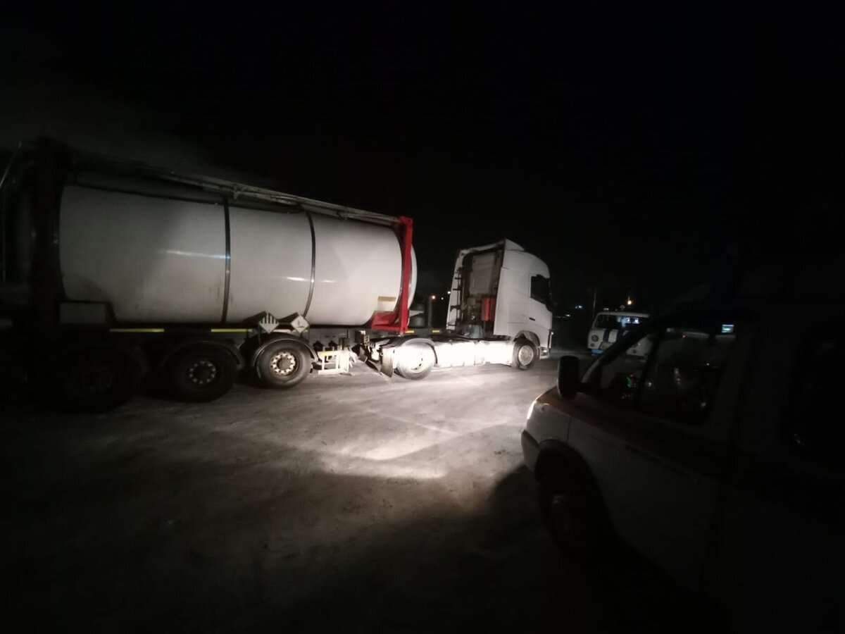    В Орске спасли двух мужчин, упавших в цистерну с неизвестным веществом Елена Шкатова