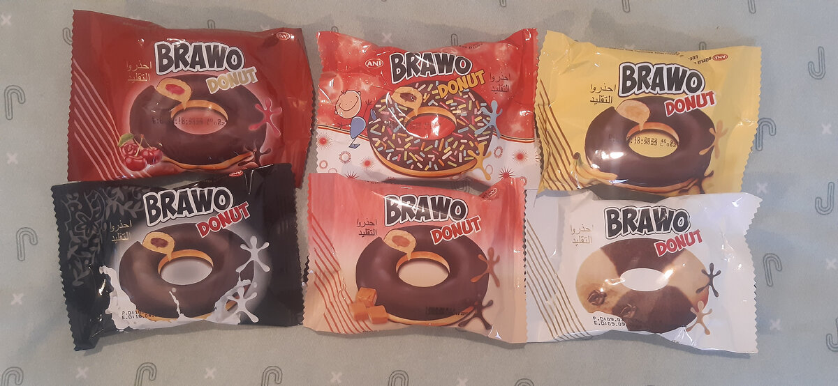 Слева на право: с вишней, с присыпкой, с бананом, с какао, с карамелью, с какао, но основа двухцветная без покрытия из шоколадной глазури.