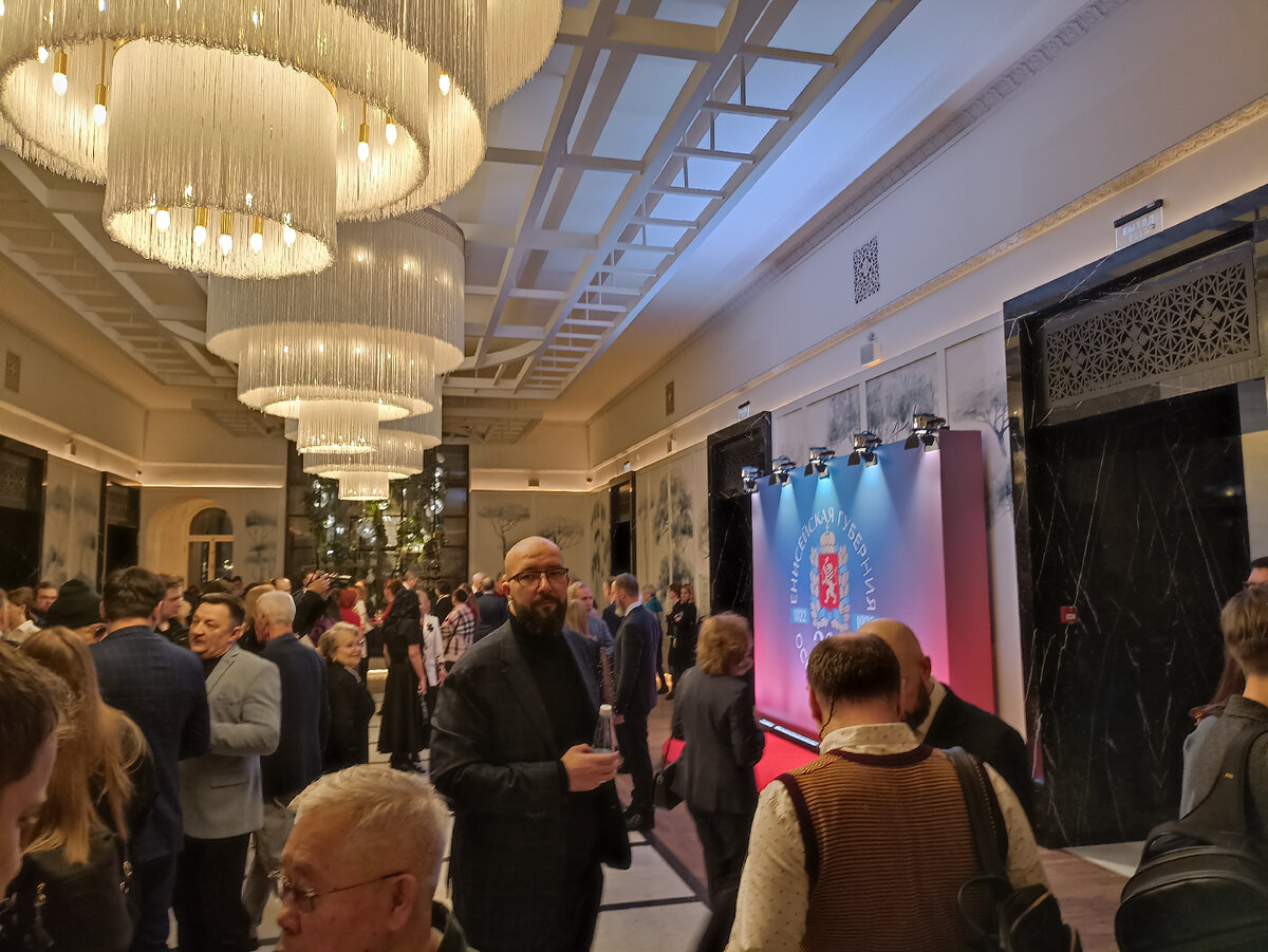 Фойе перед показом (фото канала)