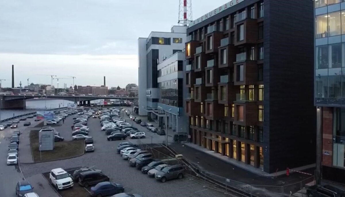Бизнес-центр "Авеню" в деловом квартале на Петроградской стороне в г. Санкт-Петербурге. Место расположения коворкинга Avenue PAGE