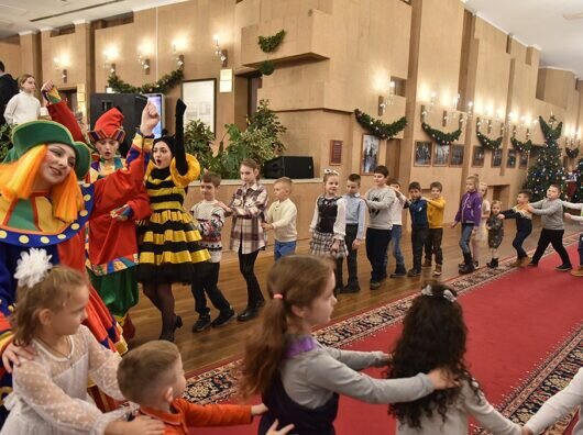    Семьи участников СВО посмотрели детский мюзикл по приглашению донской «Единой России» //Фото Единая Россия