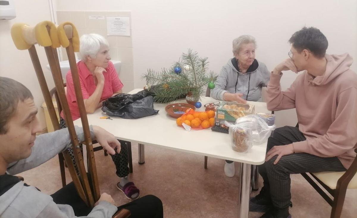 Журналист MR7 Андрей швед (справа) с беженцами. Фото: MR7