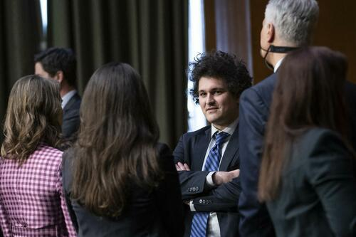 Пухляш Сэм Бэнкман-​Фрид после слушаний в Комитете Сената по сельскому хозяйству, продовольствию и лесному хозяйству в Вашингтоне, округ Колумбия. Источник: Сара Силбигер/Bloomberg