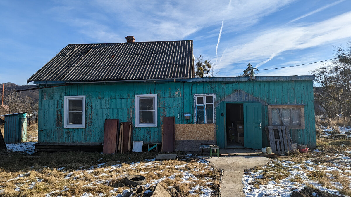 Мой дом в котором я сейчас живу. Душ и туалет в доме уже сделал, старый туалет оставил на всякий случай