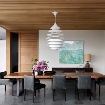 В понедельник Tesla заявила, что поставки за последние три месяца года выросли на 18 процентов по сравнению с предыдущим кварталом.Тесла заявила, что с октября по декабрь поставила 440 000 электромобилей.В 2022 году компания продала в общей сложности 1,3 миллиона автомобилей, что на 40 процентов больше,чем в прошлом году.Tesla стала самым ценным автопроизводителем в мире благодаря стремительному росту, который чаще ассоциируется с технологическими компаниями Силиконовой долины.В последние месяцы Tesla оказалась уязвимой перед конкуренцией со стороны известных автопроизводителей и ростом ставок по займам, что сделало ее электромобили более дорогими для людей, берущих кредиты. Признаки того, что Tesla смертна, способствовали 65-процентному снижению акций Tesla в 2022 году и заставили инвесторов больше сосредоточиться на обычных показателях, таких как продажи и прибыль, а не на мечтах о мировом господстве.Отправьте его на свой почтовый ящик. Tesla заявила, что за квартал произвела 440 000 автомобилей, что на 34 000 больше, чем было поставлено, предполагая, что проблемы с цепочкой поставок и проблемы с производством не были основным объяснением разочаровывающих продаж, что разрыв между поставками и производством отражает транспортные средства в пути к клиентам.
Китай, крупнейший в мире автомобильный рынок, является предметом большого беспокойства инвесторов. Резкий рост случаев заболевания Covid в Китае повлиял на спрос и вынудил компанию периодически приостанавливать производство на своем крупнейшем заводе в Шанхае.Рост продаж Tesla превосходит любого крупного конкурента в процентном выражении. Компания также входит в число самых прибыльных автопроизводителей в мире и наращивает строительство новых заводов в Техасе и Германии.