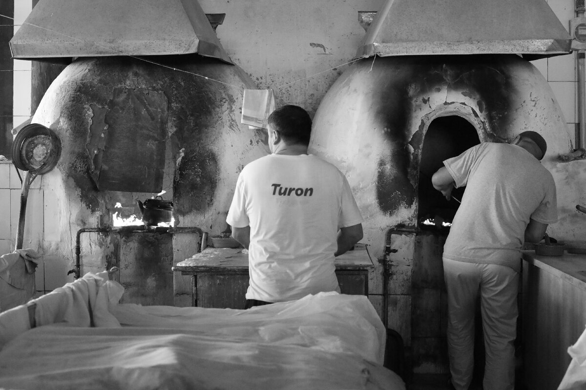 Ташкент — главный город Узбекистана, чья история насчитывает более 2000 лет. Он один из самых больших в Средней Азии и один из старейших, расположенных на Великом шёлковом пути. Прогуливаясь по этой солнечной столице, хочется запомнить каждую минуту и всё увиденное — поход за пловом на древний базар, прогулку по скверу Амира Темура (Тамерлана), основавшего великую империю, знакомство с мечетями и самым старым Кораном в мире. За выбором и покупками узбекских халатов, керамики, дизайнерских поделок, исключительной конской колбасы, чабреца, орехов, халвы и жёлтой моркови можно и вовсе провести вечность. И самое главное в Ташкенте: куда бы вы ни пошли и что бы ни увидели и попробовали здесь — всё откликается в душе ощущением счастья. 
Ворвавшись в вашу тревел-биографию, Ташкент не просто остаётся в ней навсегда, он сделает её особенной и наполнит трепетными воспоминаниями. В этом путеводителе я расскажу, что нужно увидеть и попробовать в Ташкенте.

