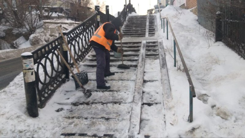   В Оренбурге ночью и днем ведутся снегоуборочные работы Елена Шкатова