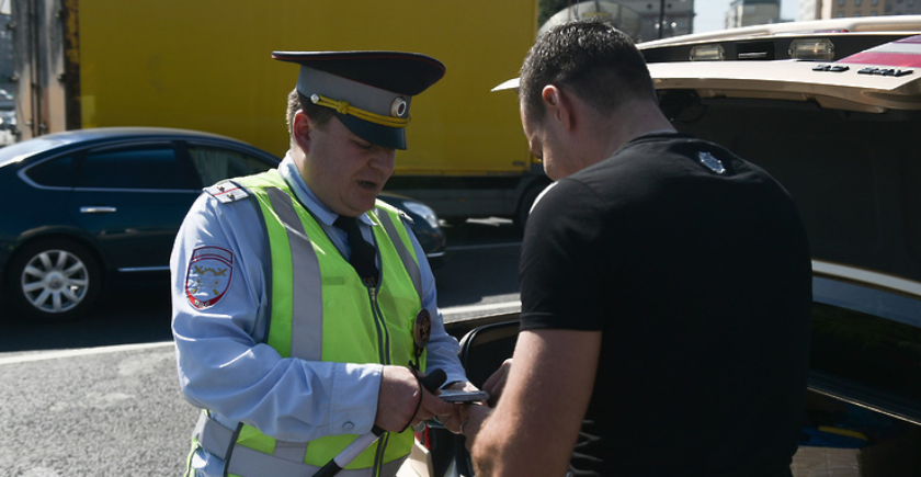 обыск транспортного средства. досмотр автомобиля. дпс просит открыть. дпс просит открыть. досмотр автомобиля.