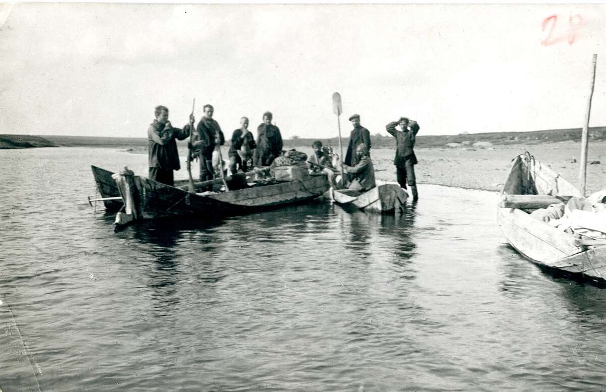 Участники экспедиции у своего каюка «Кропоткин». Архивное фото