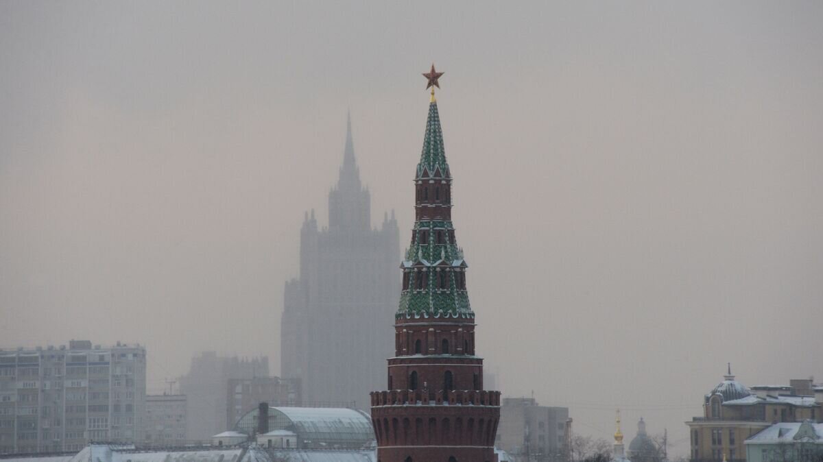    Водовзводная башня Московского Кремля и высотное здание МИД России© РИА Новости / Наталья Селиверстова