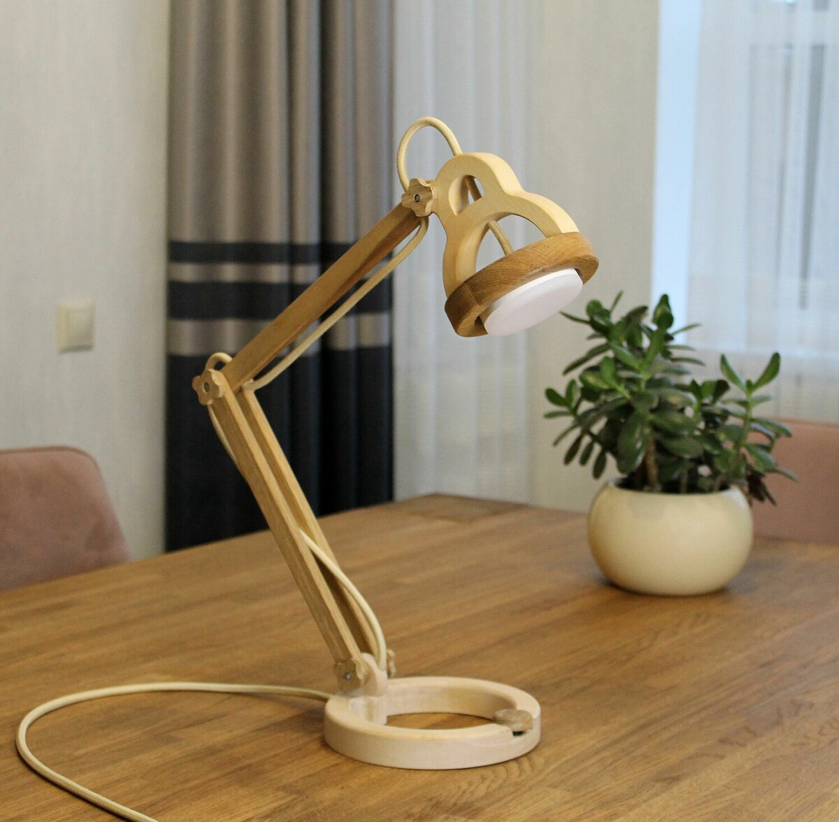 Деревянная настольная лампа ручной работы