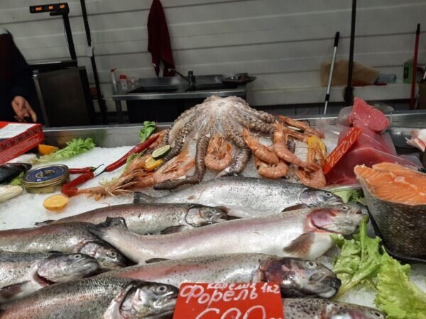 Рыбный прилавок на Сенном рынке в Петербурге