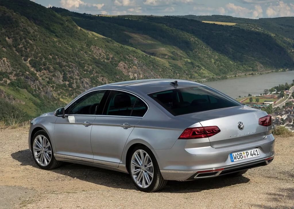 Volkswagen Passat 2020 вид сзади