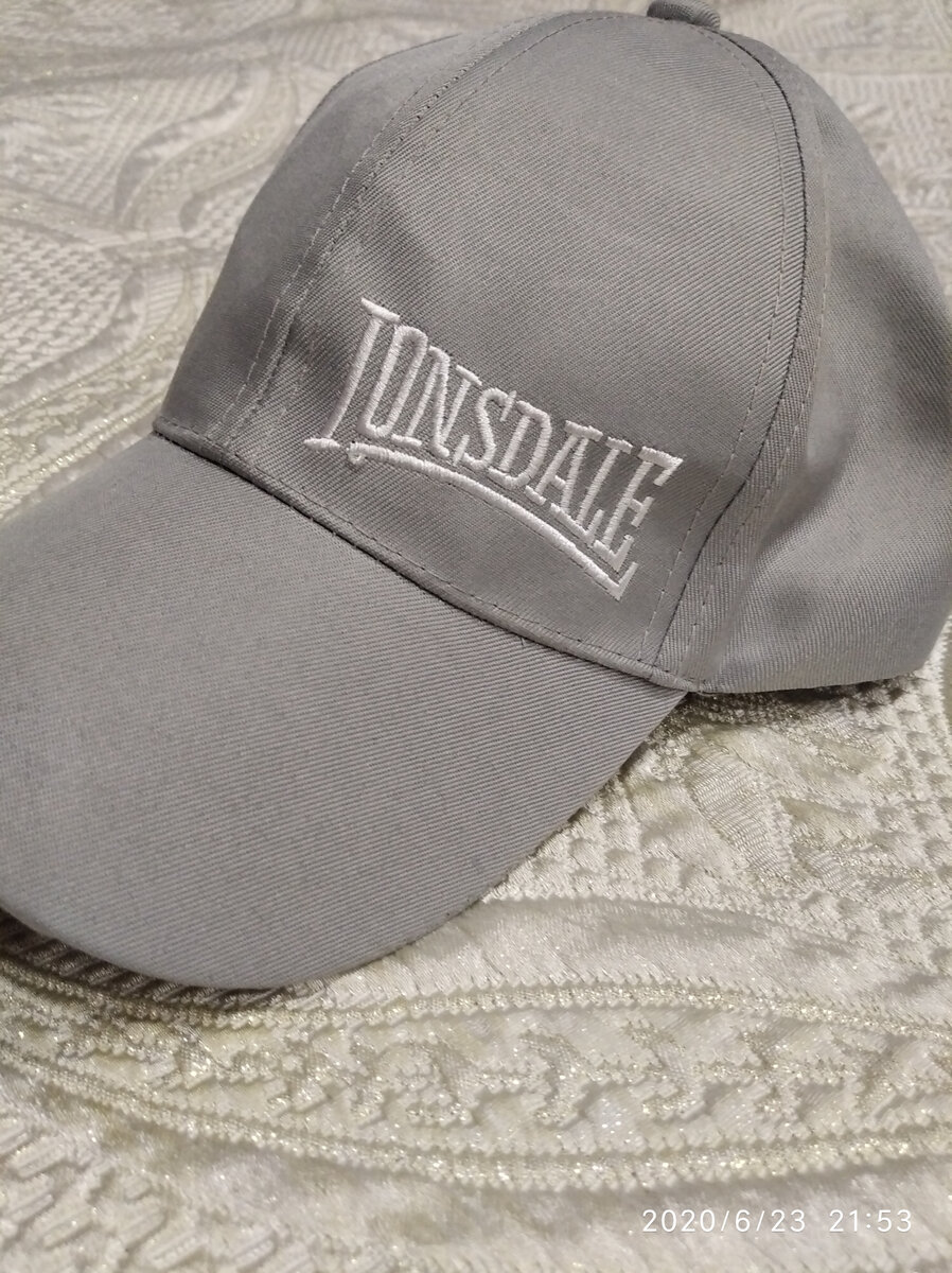 Если не присматриваться и носить кепку в темное время суток, то вполне себе не плохой вариант. И несмотря на то, что кепка не оригинальная все же глубоко внутри теплится чувство, что ее хватит на этот сезон.