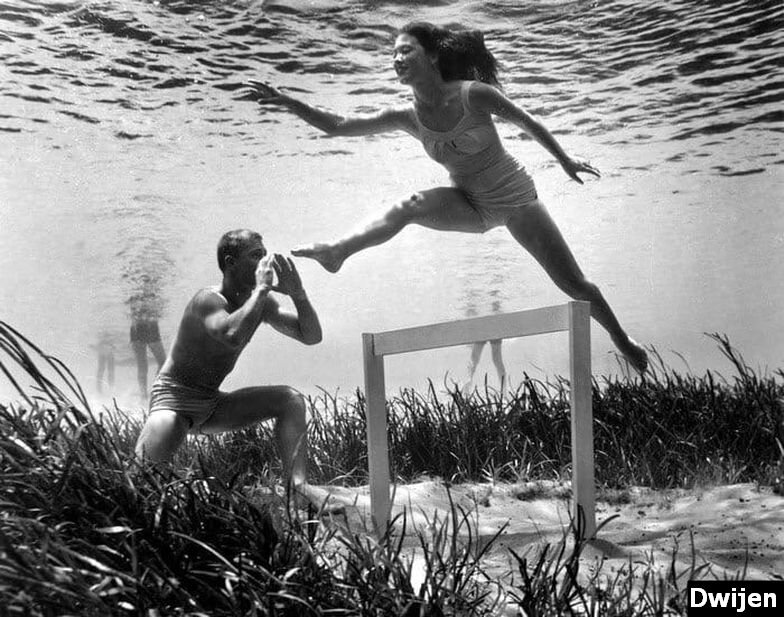 Молодая пара устроила олимпийские игры под водой