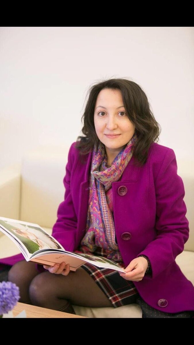 Для того, чтоб создать отношения и выйти замуж, нужно ответить на один очень важный вопрос, про который многие девушки совсем забывают. Зачем я хочу выйти замуж? Что мне даст замужество? 
Это очень интересные и в тоже время важные вопросы. Каждый раз, когда я задаю их девчонкам на тренингах, они сначала теряются, а потом выдают интересные ответы, что удивляются услышав свои слова.

Вот некоторые примеры ответов девушек: чтобы муж защищал, денег давал, чтобы стабильность в жизни была, чтобы детей рожать, чтобы чувствовать, что ты не одна (причем никто не задумывается о том, что одинокой себя можно чувствовать и в семье), чтобы муж взял на себя ответственность и решал мои проблемы (позиция Ребенка - "хочу", "дай", которая себе ищет не супруга, а заботливого папу).

И мне очень хочется, чтоб ты сейчас отложила чтение поста  и ответила себе на эти вопросы письменно. Думаю, ты удивишься, прочитав свои ответы. 

А теперь давай подумаем, встречались ли тебе мужчины, которые хотели бы жениться по тем причинам, названным выше? Мужчина ждет, что ты, став женой, станешь любить его бескорыстно, заботиться о нем, готовить еду, восхищаться и восторгаться им, и уж никак не планирует все проблемы и заботы взять на себя. Зачем ему это?!

И мало кто из нас действительно задумывается, зачем она так сильно хочет выйти замуж?! Для чего? Что мы хотим получить от замужества? Как изменится наша жизнь? Что мы готовы дать своему мужу и чем готовы пожертвовать?

На все эти и другие вопросы, мы вместе с моими участницами курса "Формула счастливой семьи" находим подробные ответы. И находим ту самую истинную причину для чего тебе нужна семья. Пиши в личные сообщения, если хочешь попасть к нам на курс.