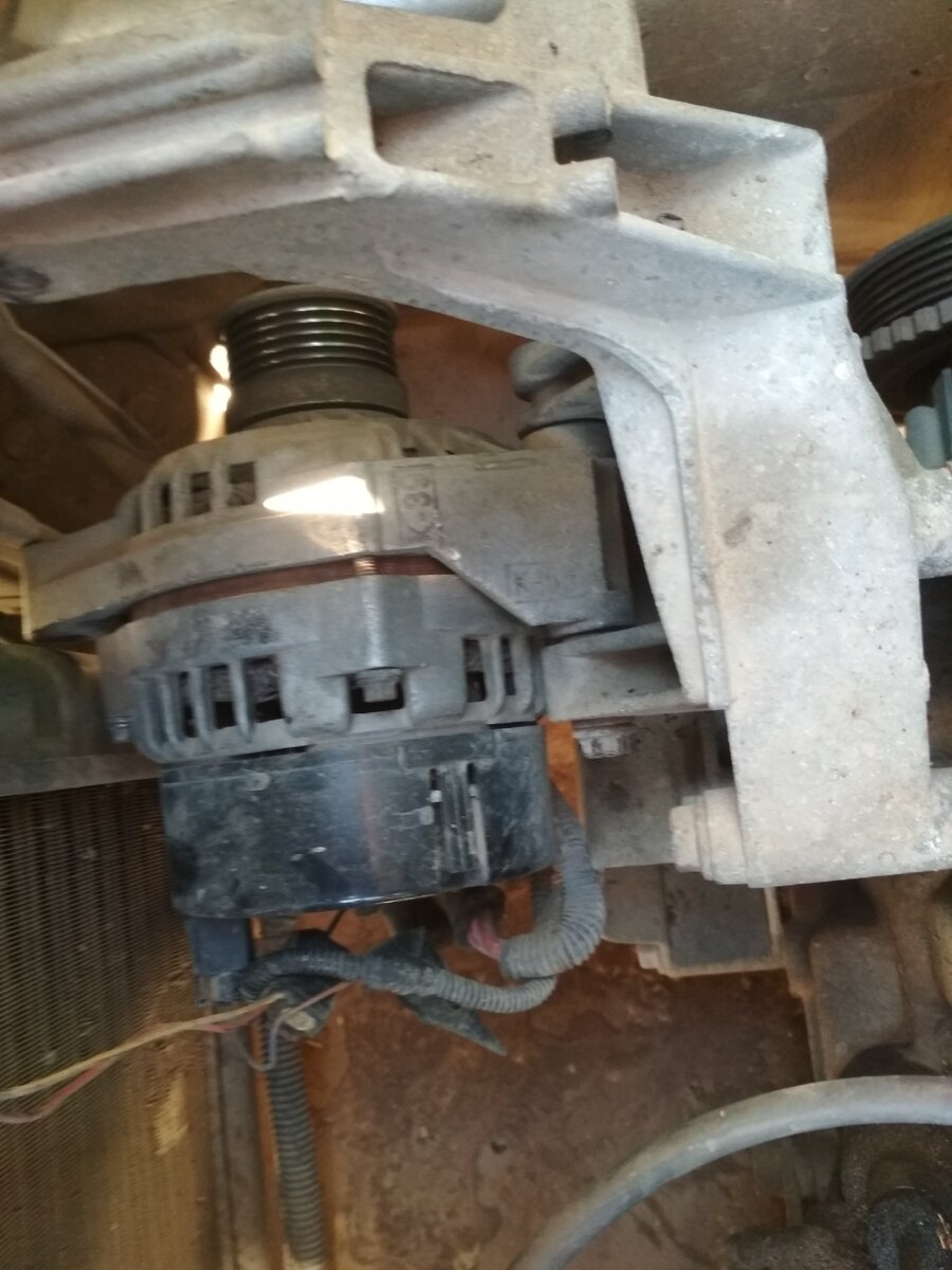 ослабленный генератор  снятым ремнем