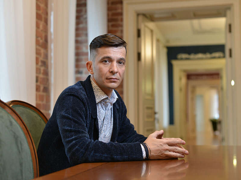 Книга написана в 2008 году.Видимо,тогда не умели создавать правильные обложки для книг,поэтому просто лучше оставлю фото автора. 
