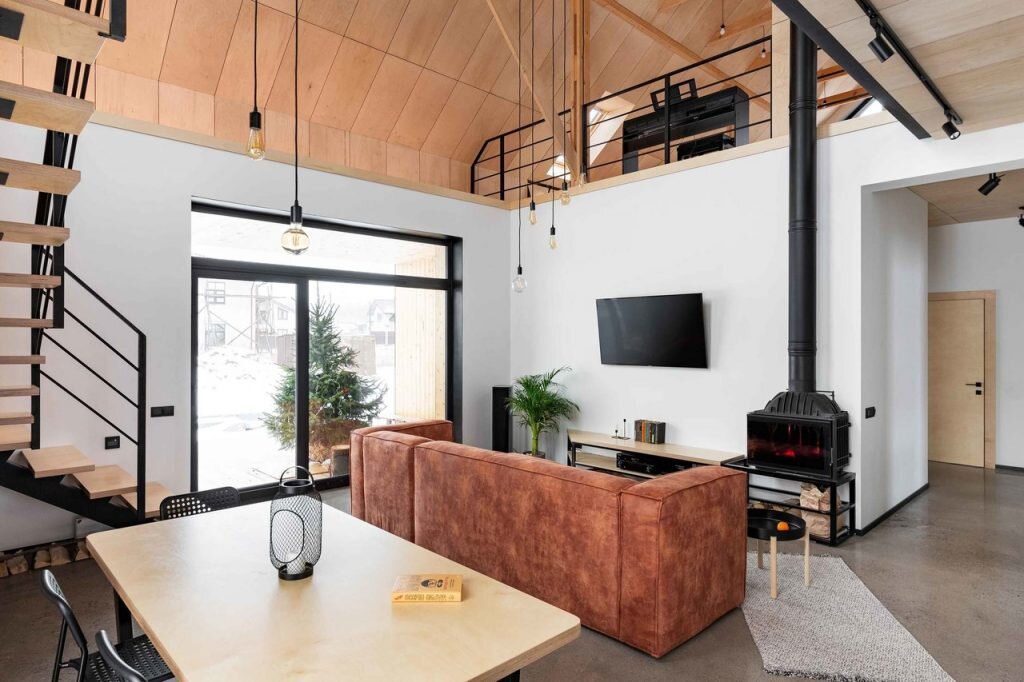 Компания «Архштаб» спроектировала и реализовала дом в концепции Barn House — архитектура и дизайн основаны на экологичности, бережном и уважительном отношении к природе и легком простом скандинавском стиле. Минималистичный интерьер дома соответсвует концепции здания и подчеркивает преимущества архитектурного решения.