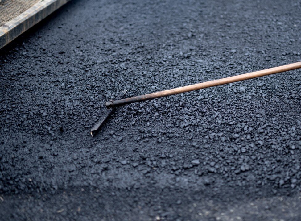 Асфальтобетон широко используется в современном строительстве. Он является незаменимым материалом при обустройстве дорог, площадей, укладке пола в промышленных зданиях и производственных цехах, при укладке аэродромов и т.д. От качества данного материала зависит, насколько прочным и долговечным будет дорожное покрытие и зависит безопасность на дорогах, а значит, и человеческая жизнь. Поэтому при строительных и дорожных работах асфальтобетон проходит тщательную проверку, по итогам которой выносится решение: можно его использовать или нельзя. Проверка качества укладки асфальтобетонного покрытия и основания охватывает все технологические процессы, начиная от изготовления смеси, ее транспортировки и заканчивая укладкой.
