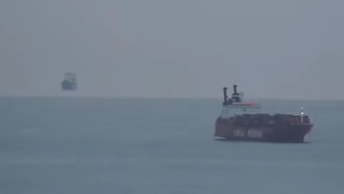 Вы не поверите, но это - одно и тоже судно.