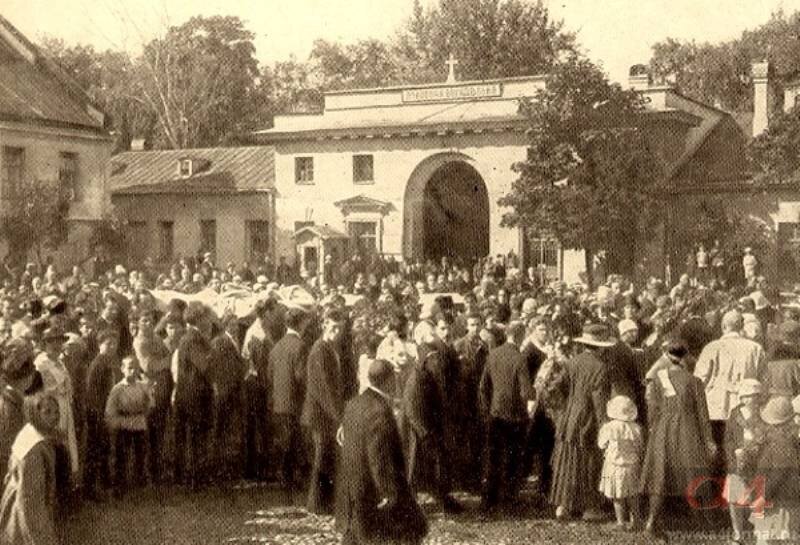 Похороны А.А. Блока. Ворота Смоленского православного кладбища.