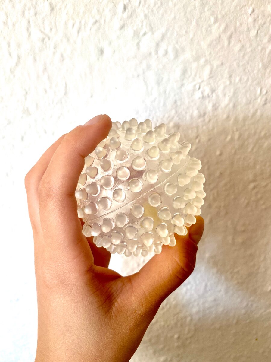 Мячики должны быть у каждого малыша. Они могут быть такие массажные или тряпичные или большие разноцветные. Их можно бросать , катать , а также мама может делать расслабляющий массаж своему малышу. Мячики подходить для детей с рождения. 