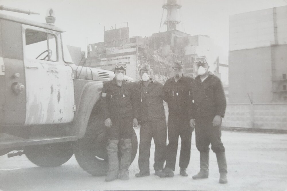 Пожарный тушивший чернобыльскую. Пожарные на чаэс в 1986 году. Пожарный тушивший чернобыльскую. Пожарные тушившие чернобыльскую аэс. Пожарный тушивший чернобыльскую.