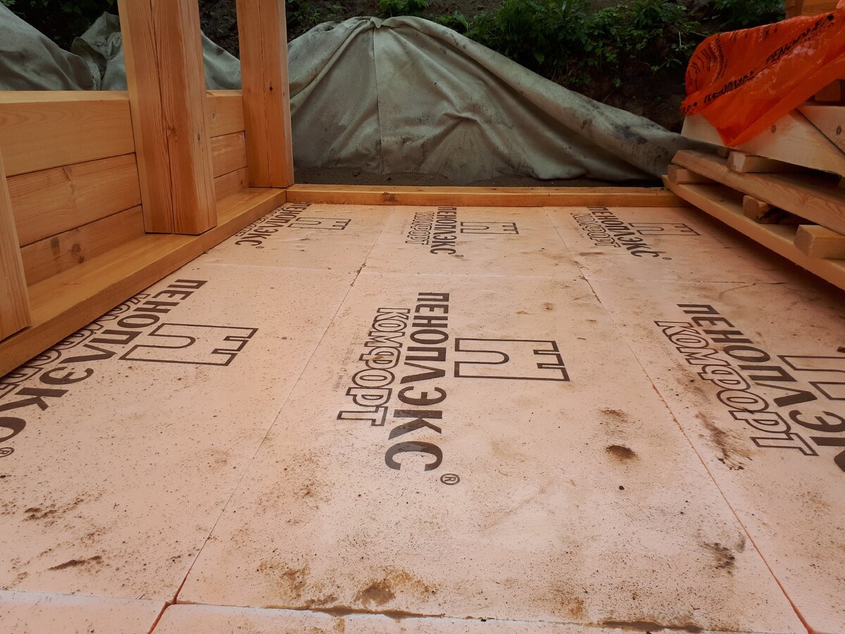 Вода уходит в дренаж просто через стыки листов пенополистирола