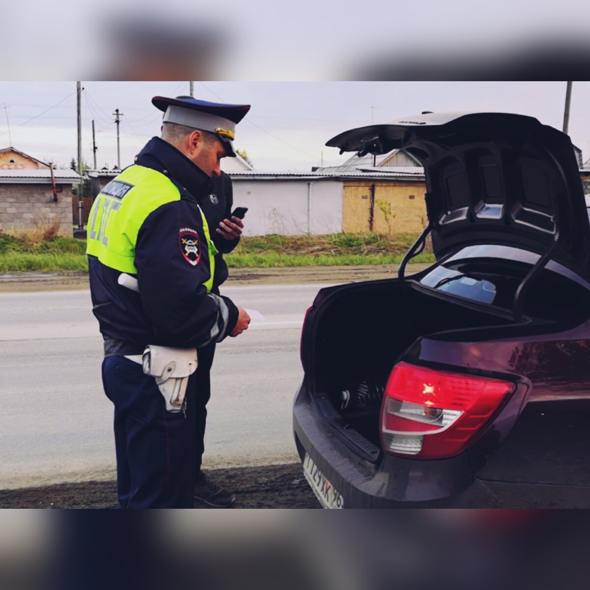 Инспектор не имеет права самостоятельно открывать багажник,сумки и т.п.