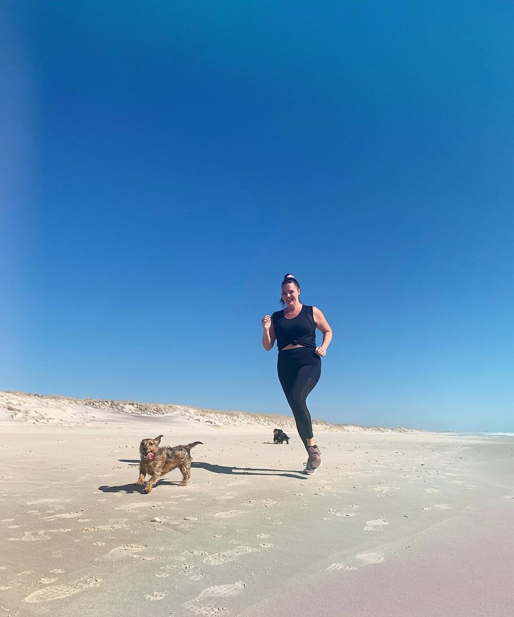 Нет, плюс-сайз модели не занимаются спортом "для пофоткаться". Им просто нравится. Фото из аккаунта в Инстаграм Кэндис Хаффин