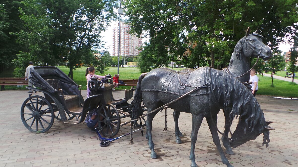 Памятник двойке лошадей