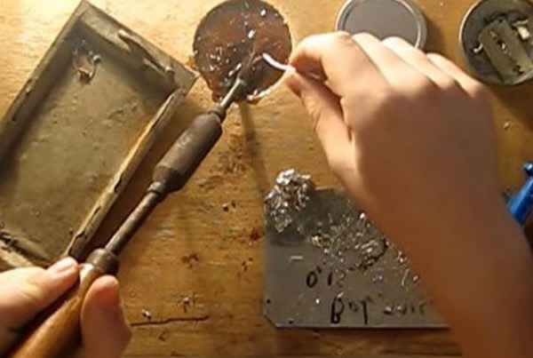 Паять провода паяльником. Пайка и лужение металла. Паяние металлов лужение. Бура для пайки латуни. Капли припоя на плате.