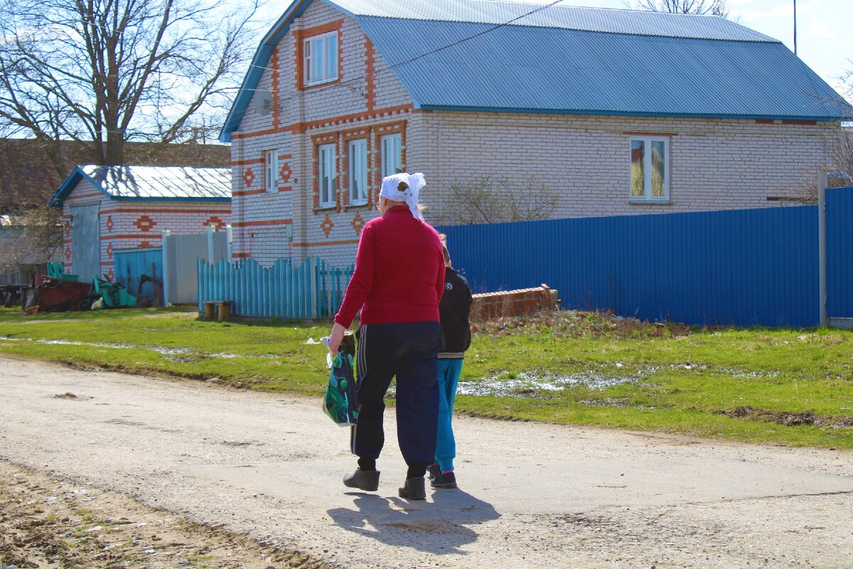 По улице ездят дедушки на велосипеде и не умеют тормозить, куча детей и телят. Наше посещение чувашской деревни…