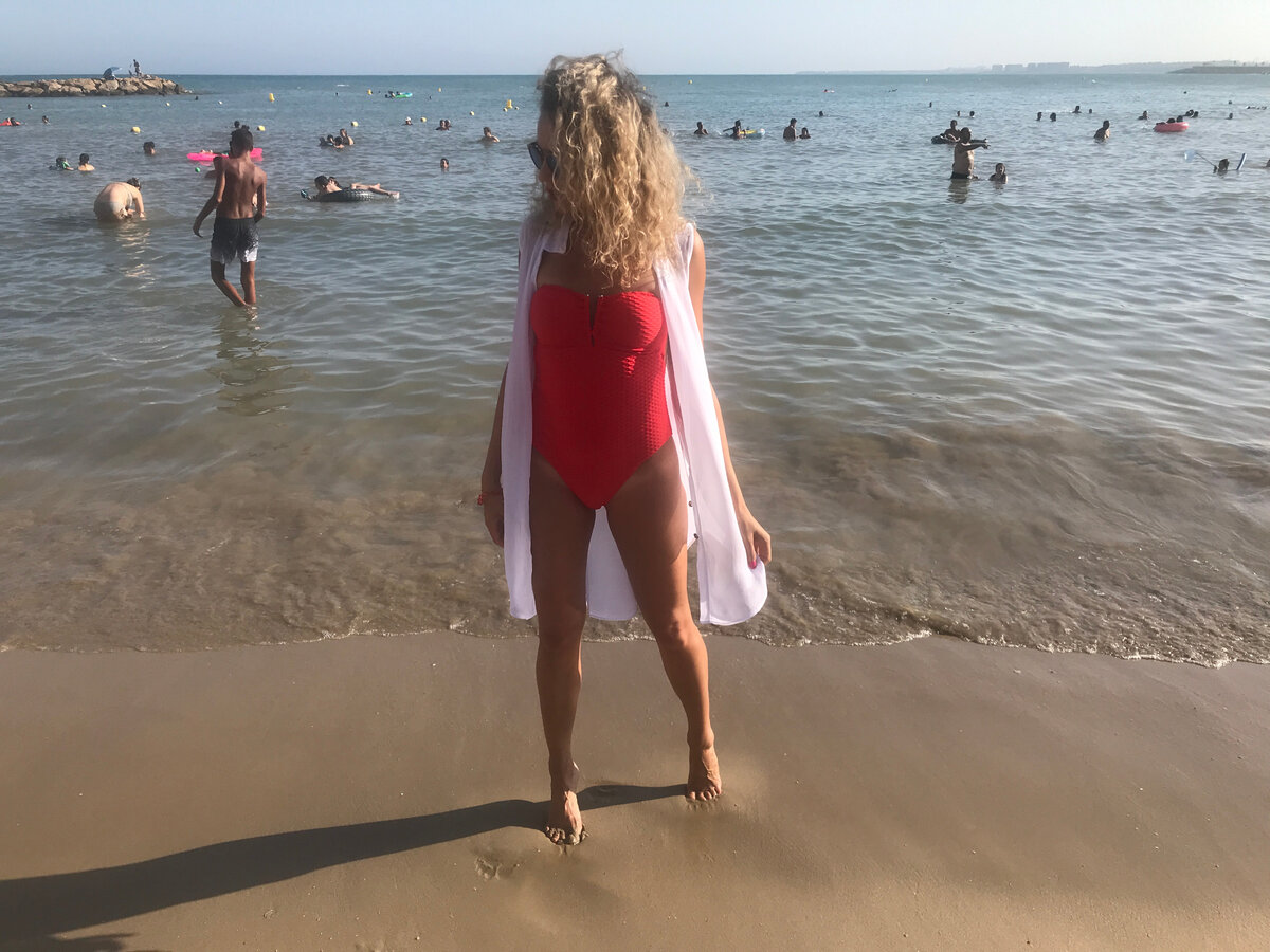 В видео ниже можно рассмотреть рубашку и купальник со всех сторон