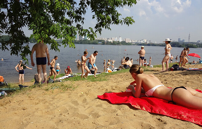 Люди отдыхают и купаются в Серебряном бору. Фото: gohomeandaway.wordpress.com