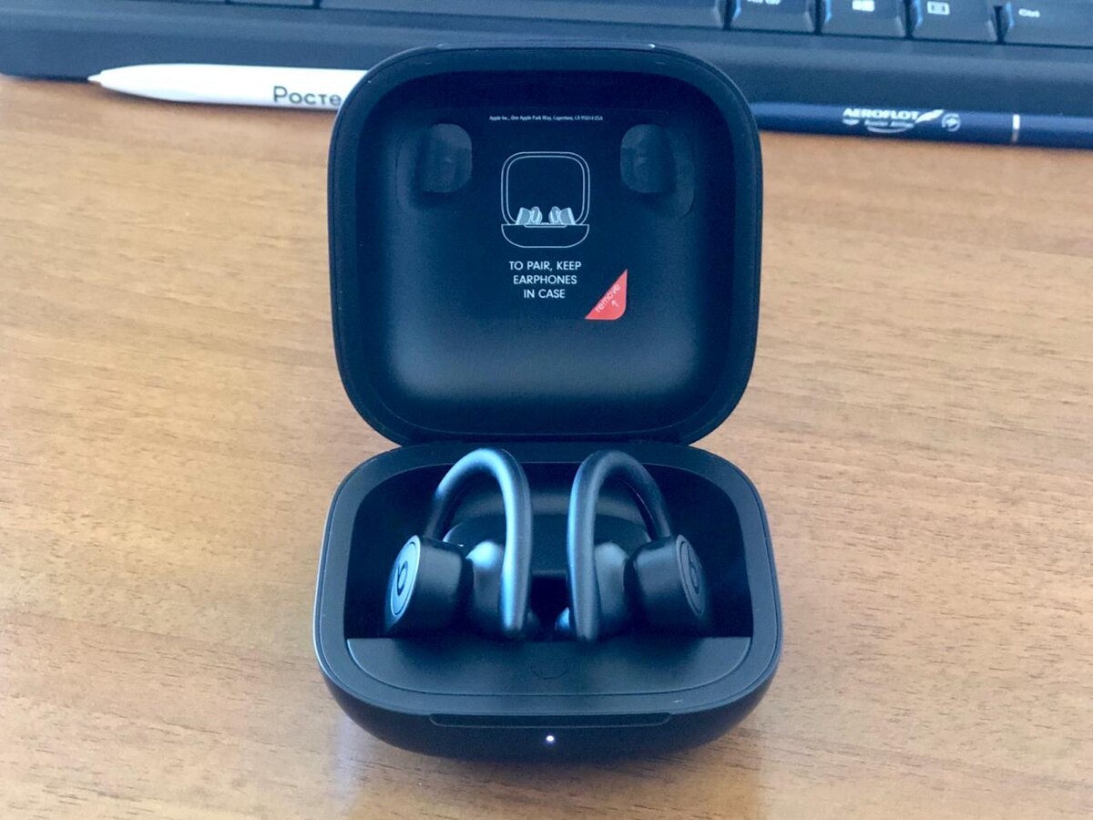 Чтобы наушники подключились - надо просто открыть чехол