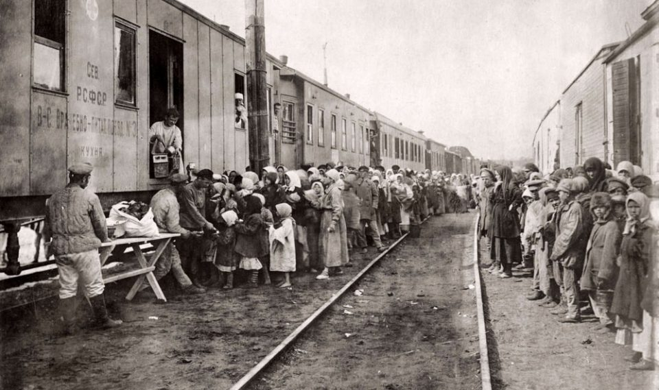 В это время человечество столкнется с жестоким голодом.
Архивный снимок 1921 года, Татарская республика. Люди стоят в очереди за едой в период голода.