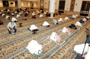Mosque officials carried out disinfectant process at the entrance of the mosque before morning prayers, measured the fires of the citizens who came to the prayer one by one.