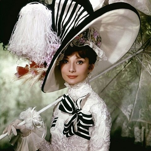 Одри Хепберн в фильме "Моя прекрасная леди" (фото с сайта kinopoisk.ru). Листайте, чтобы освежить в памяти костюмы.