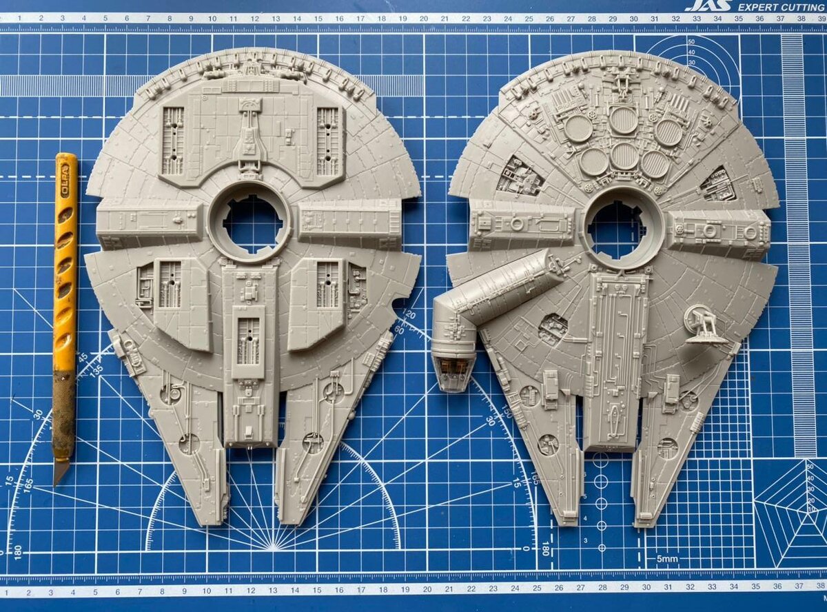 Для лучшего понимания размера деталей, рядом лежит мой рабочий нож