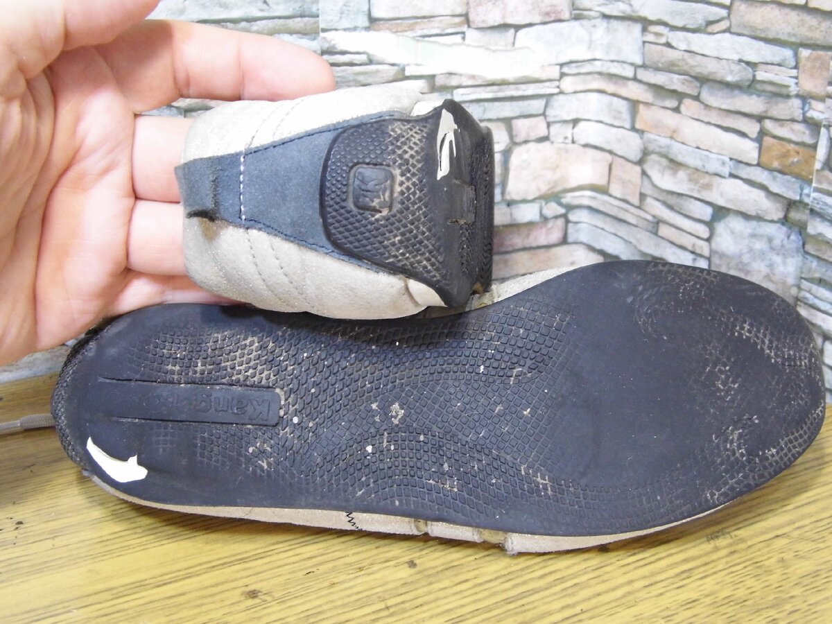 Как восстановить подошву обуви. Подошва кроссовок. Починить подошву кроссовок. Накладки на подошву кроссовок. Стертая подошва на обуви.