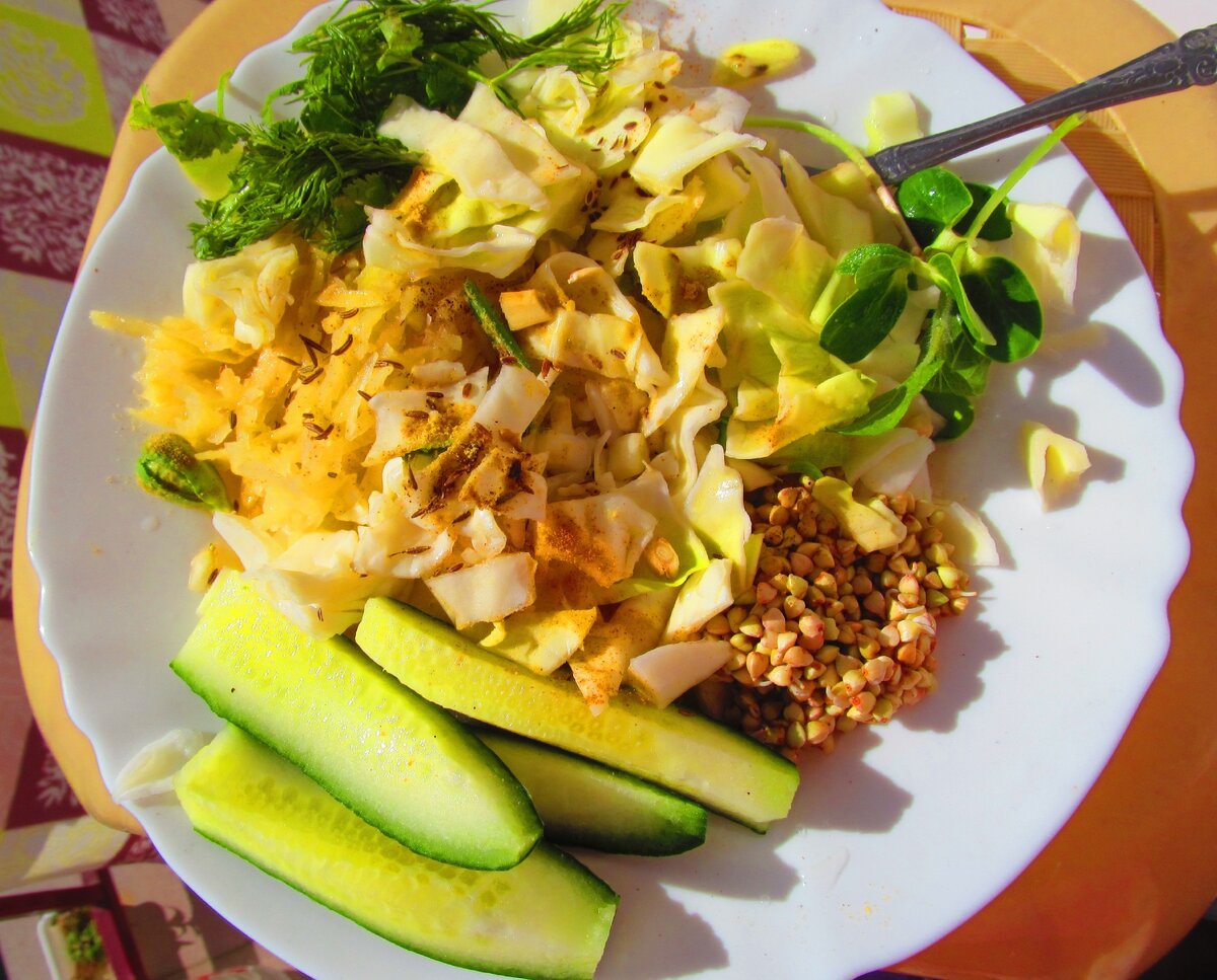 Салат из свежей капусты с зелёной гречкой
