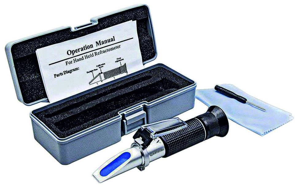 Рефрактометр. Измеряет содержание сахара по одной капле.