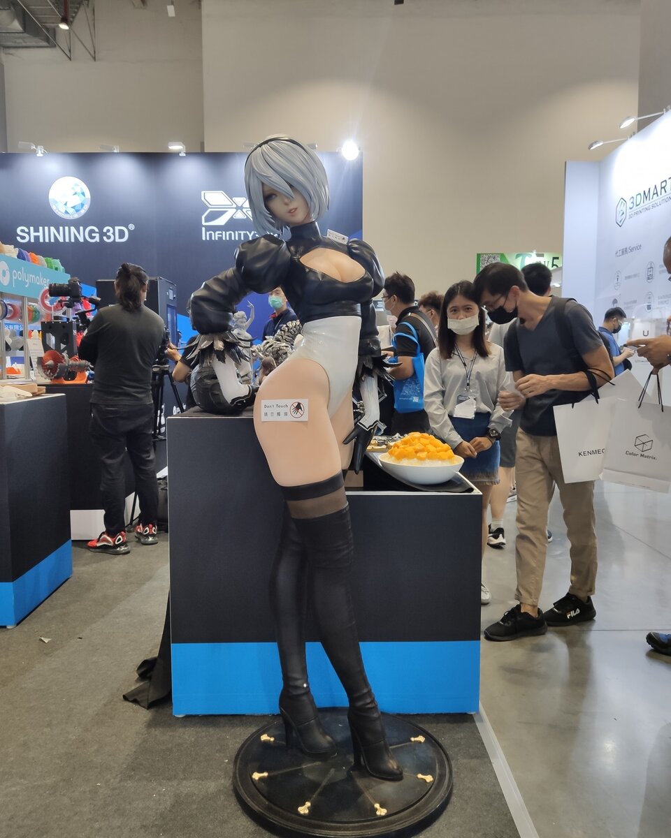 Скульптура 2B из NieR: Automata в полный рост. Автор: Лю Чин Ван. Источник фото: facebook.com/Perkunas.Studio/ (листайте в бок для просмотра Галереи).