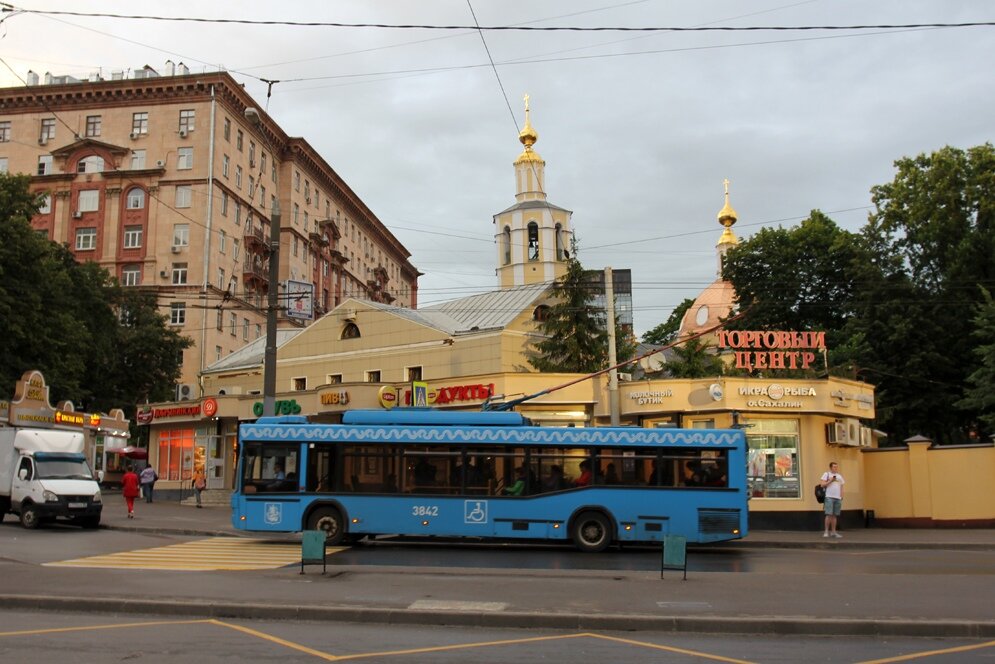 2. Троллейбусный разворотный круг у станции метро «Сокол» был введён в эксплуатацию четырьмя годами ранее, в 1963 году вместе с новыми троллейбусными линиями по Песчаной улице, улицам Алабяна, Народного Ополчения, Маршала Бирюзова, Расплетина и Маршала Рыбалко. По этим линиям был запущен новый троллейбусный маршрут № 44 — Площадь Курчатова — станция метро «Сокол» (отменён в 1991-м году). 

В 1969 году к нему добавились маршруты № 59 — Улица Генерала Глаголева — станция метро «Сокол», прошедший по новым троллейбусным линиям по улице Народного Ополчения, бульвару Генерала Карбышева и улице Генерала Глаголева, и № 61 — Карамышевская набережная — станция метро «Сокол», связавший ранее не связанные между собой отрезки троллейбусных линий по улице Народного Ополчения.

В 1972 году в связи со строительством Таганско-Краснопресненской линии метро троллейбусный маршрут № 44 был временно отменён и восстановлен позднее по другой трассе. Маршруты № 59 и 61 до недавнего времени продолжали курсировать до станции метро «Сокол». В 1987 году к ним добавился восстановленный троллейбусный маршрут № 19 — Крылатское — станция метро «Сокол», прошедший по новым троллейбусным линиям по улицам Нижние Мнёвники и Крылатской, Рублёвскому шоссе и улице Маршала Устинова (ныне Осенний бульвар).

15 июля 2017 года маршрут № 61 был сокращён до станции МЦК Панфиловская, это стало одним из последних изменений трассы маршрута в истории Московского троллейбуса. 25 ноября 2017 года был отменён и переведён на обслуживание автобусами троллейбусный маршрут № 19. Таким образом, до момента закрытия кольцо обслуживало единственный оставшийся маршрут № 59.