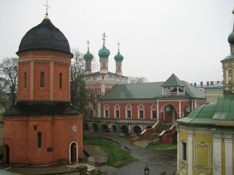 Петровский монастырь сайт. Высокопетровский монастырь. Высокопетровский монастырь вид с колокольни. Высоко Петровский монастырь фасад. Высокопетровский монастырь в Москве.